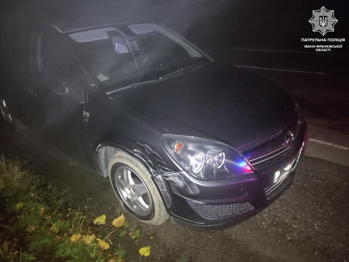 Чорний автомобіль на узбіччі вночі