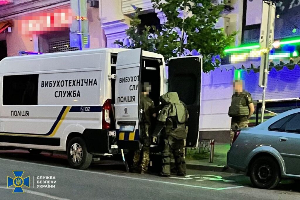 Вибухотехнічна служба працює біля спецавто на вулиці