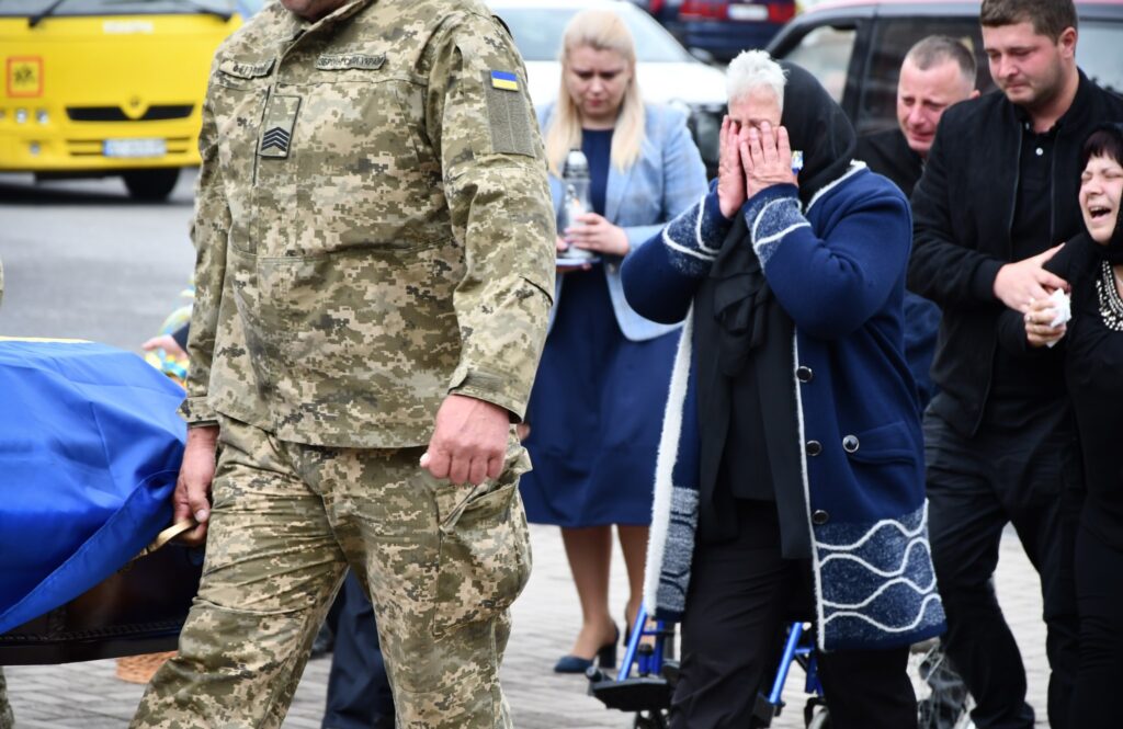 Жалобний процес українського військового похорону