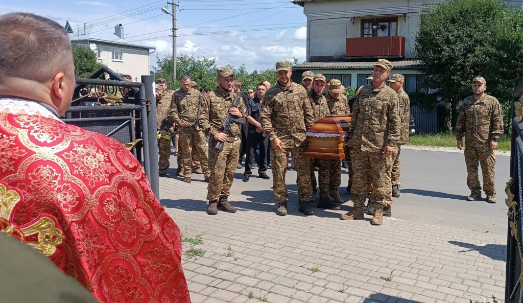 Військові несуть труну під час церемонії