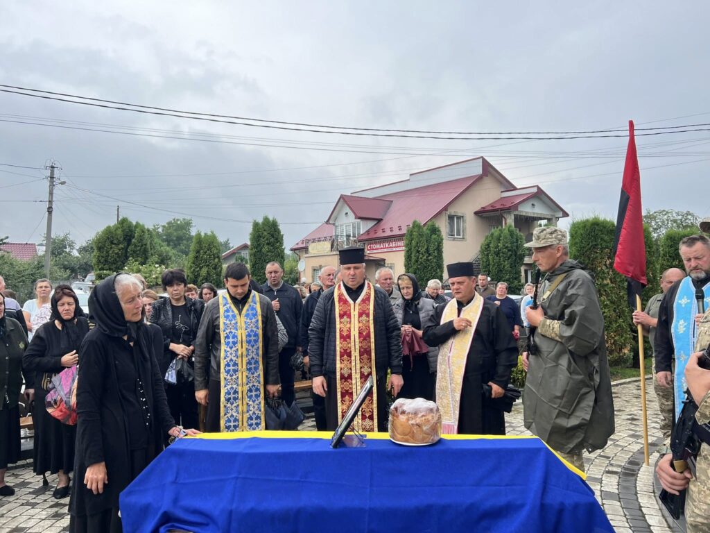 Церковна церемонія на вулиці з участю священиків.