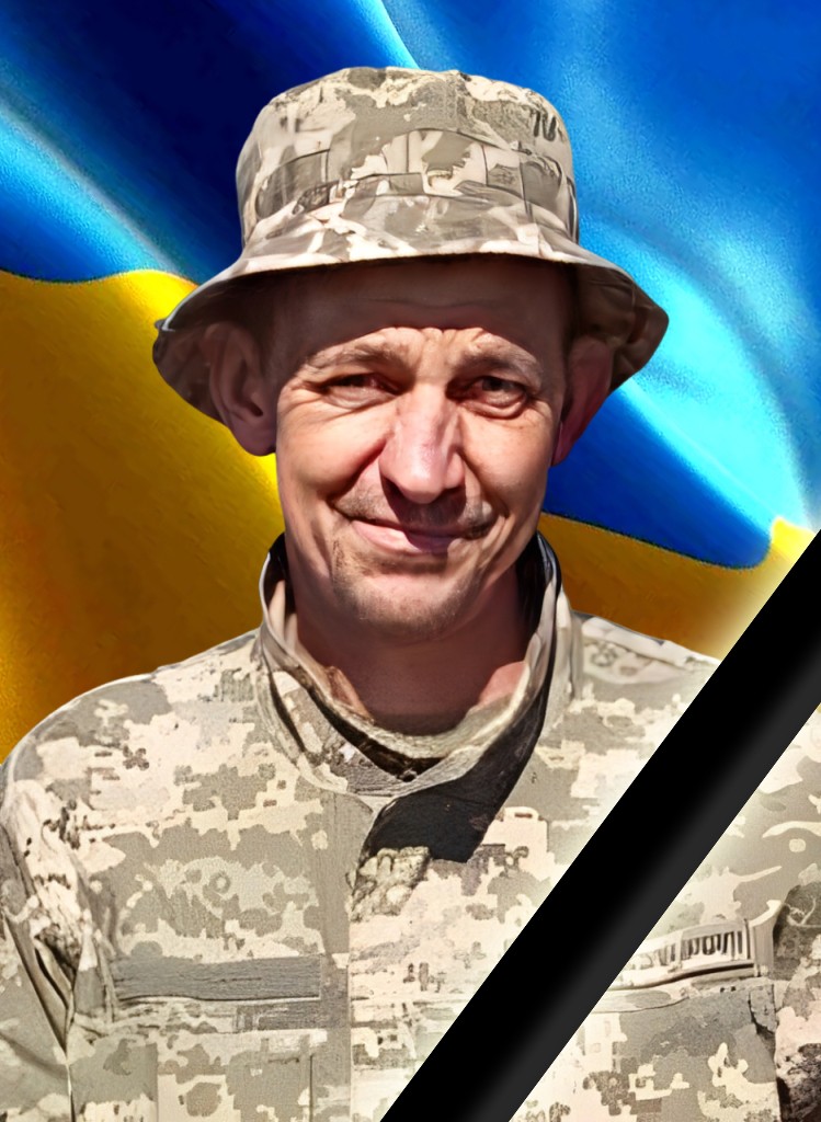 Український військовий на фоні прапора України