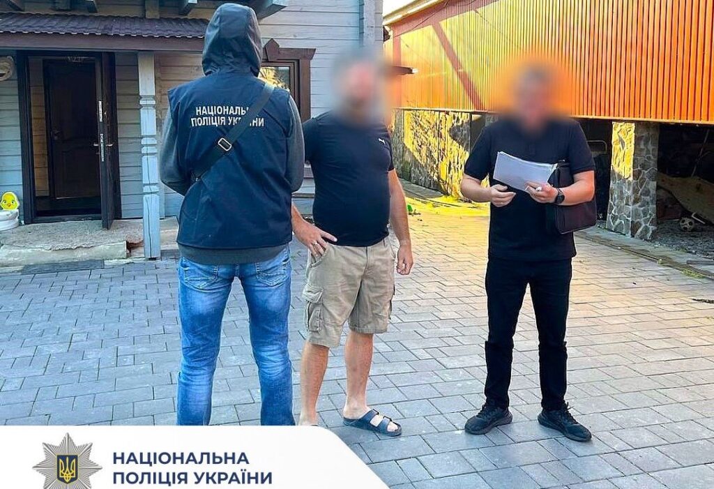 Поліція України проводить допит чоловіка на вулиці.