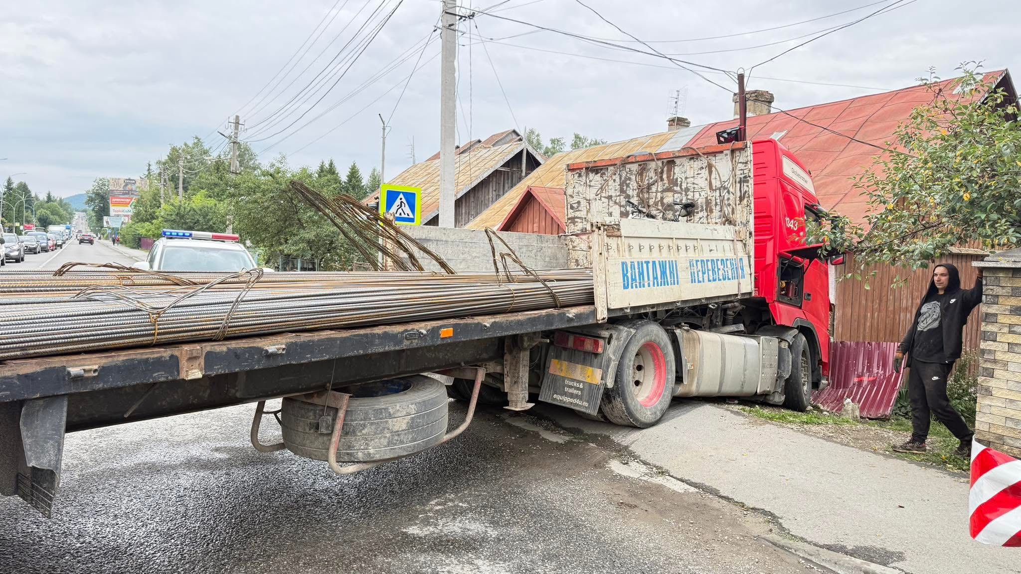 Вантажівка з металами застрягла на узбіччі дороги.