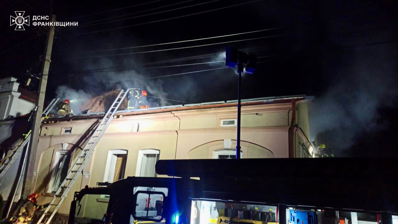 Рятувальники евакуювали чотирьох людей під час пожежі у Франківську. ФОТО