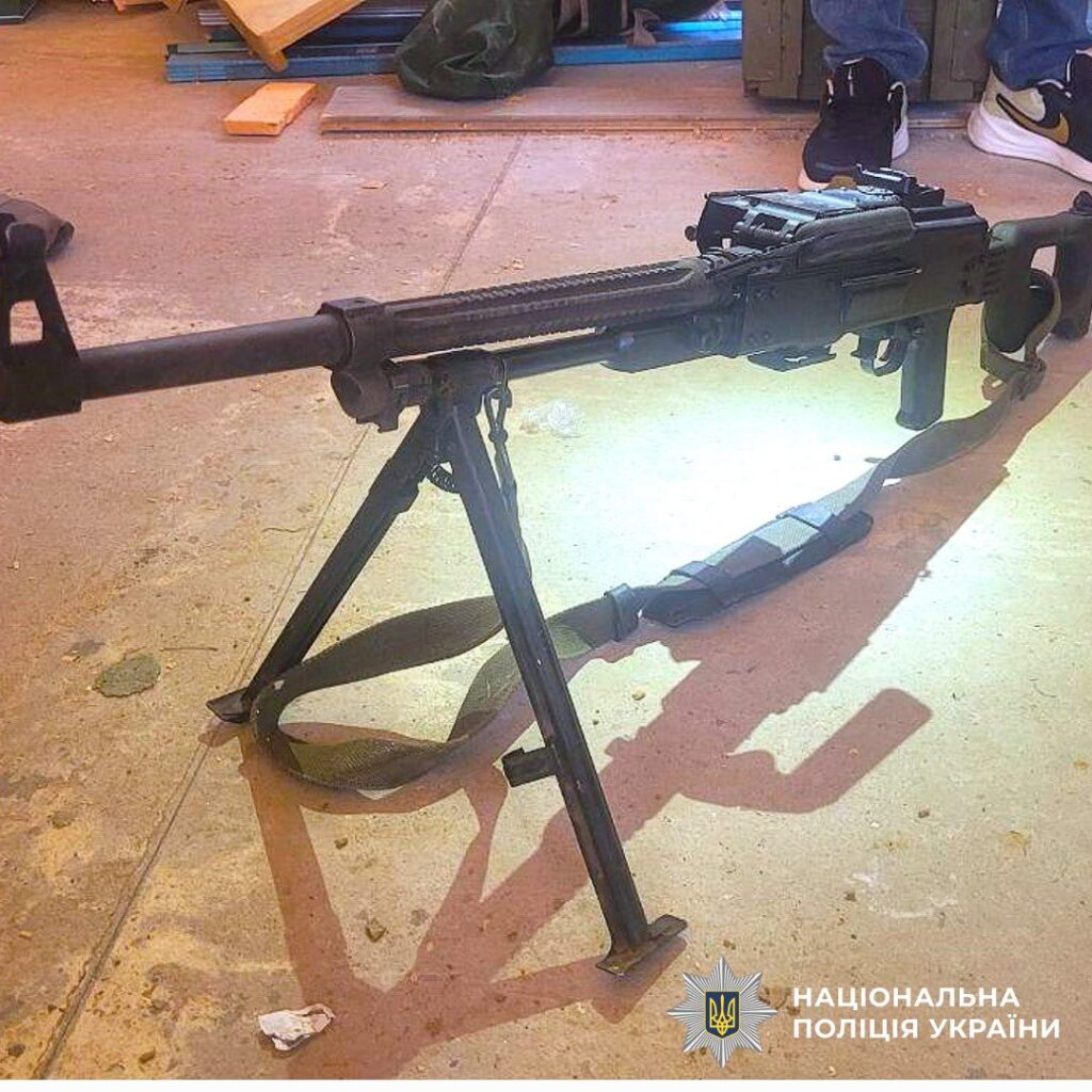 Автомат на підлозі, службова зброя поліції України.