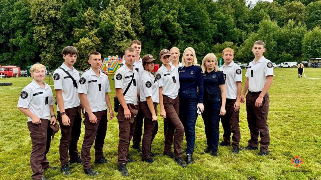 Молоді люди в формах стоять на траві