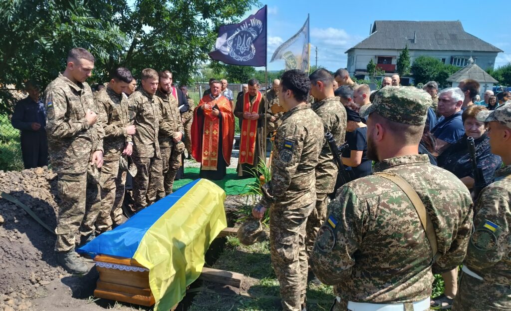 Військові шанують загиблого побратима на похороні.