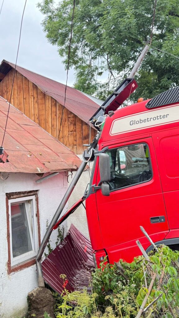 Вантажівка в'їхала в стіну будинку, аварія.