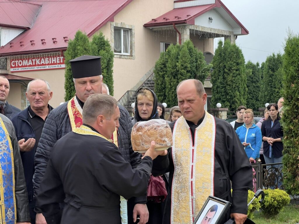 Священнослужителі з короваєм на церемонії в Україні.