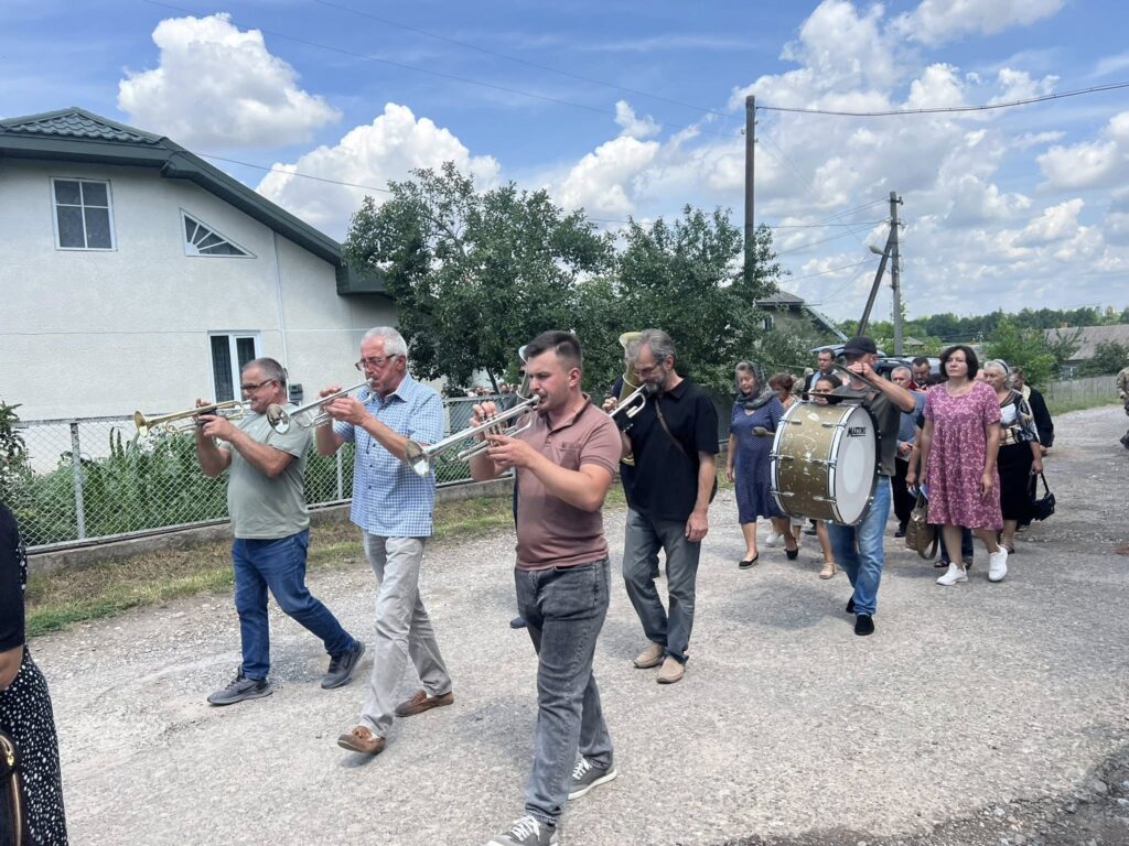 Музиканти грають на трубах під час параду