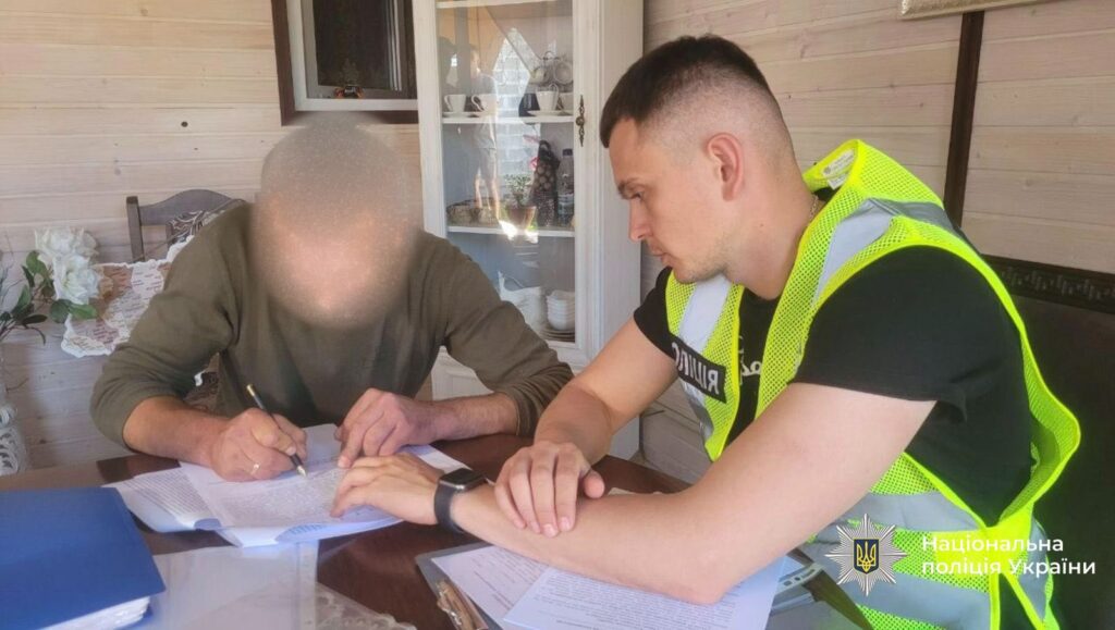 Офіцер поліції розмовляє з невідомою особою