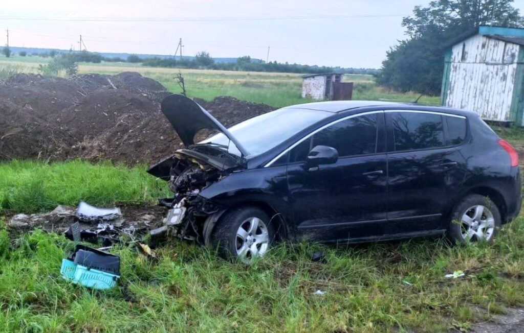 На Коломийщині автомобіль злетів з дороги та врізався в бетонний відбійник. ФОТО