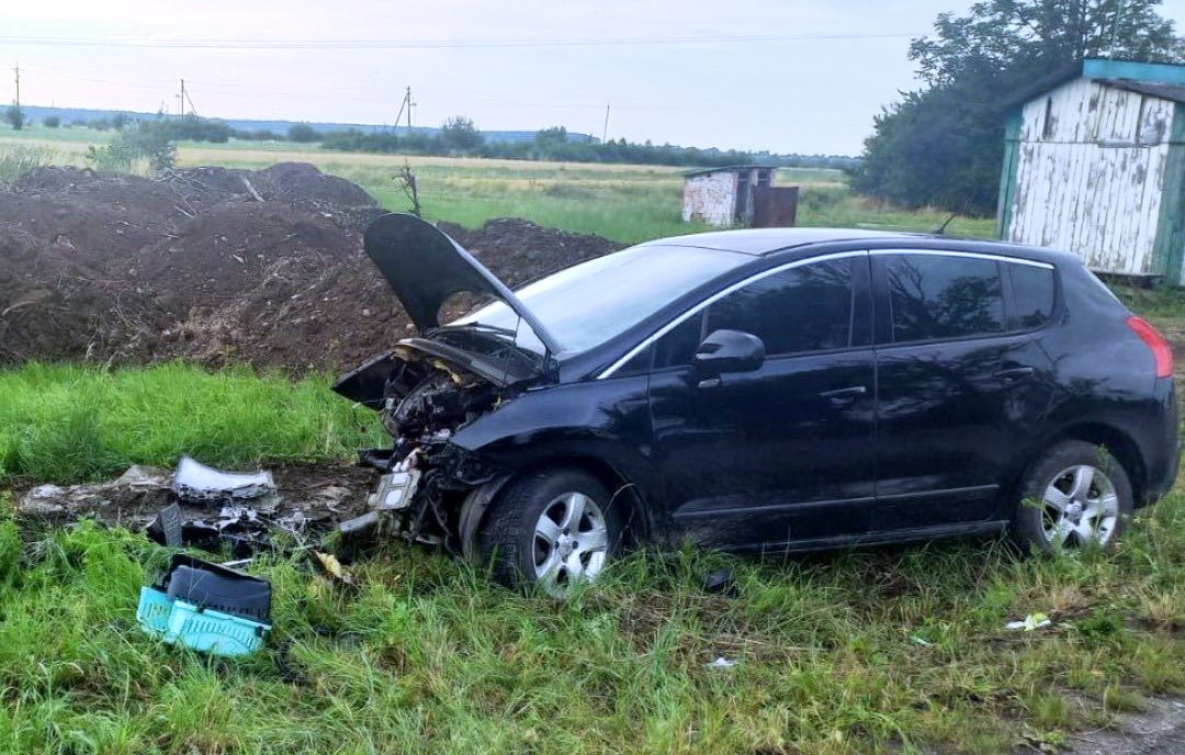 На Коломийщині автомобіль злетів з дороги та врізався в бетонний відбійник. ФОТО