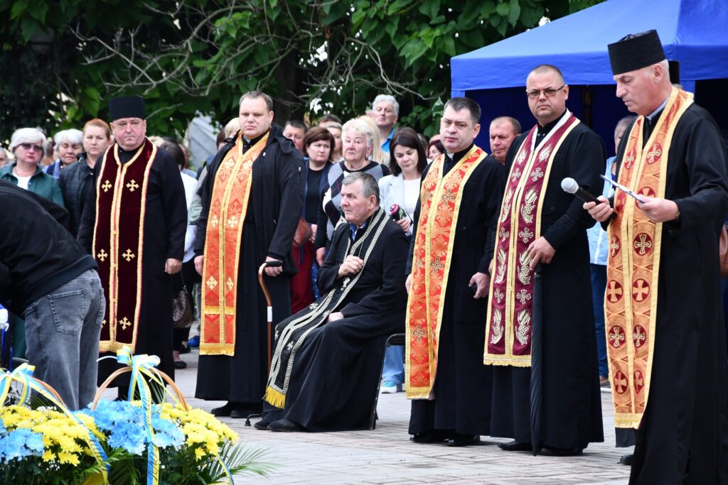 Священники зібралися на церковну службу на вулиці.