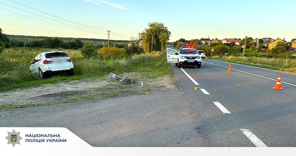 Дорожньо-транспортна пригода, біля поліцейської машини.