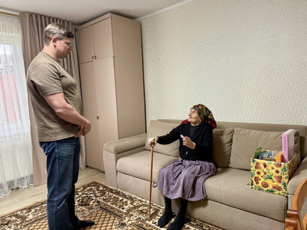 Чоловік і жінка розмовляють у кімнаті