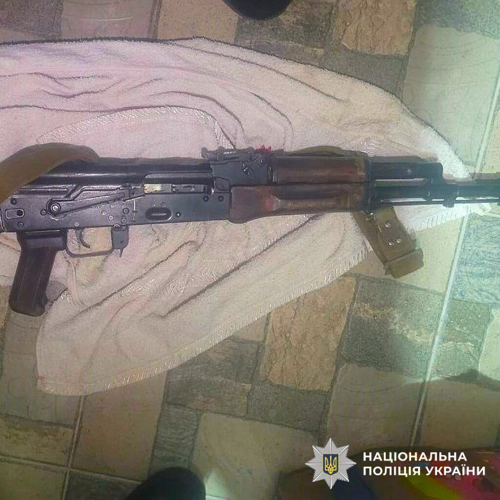 Автомат Калашникова на підлозі