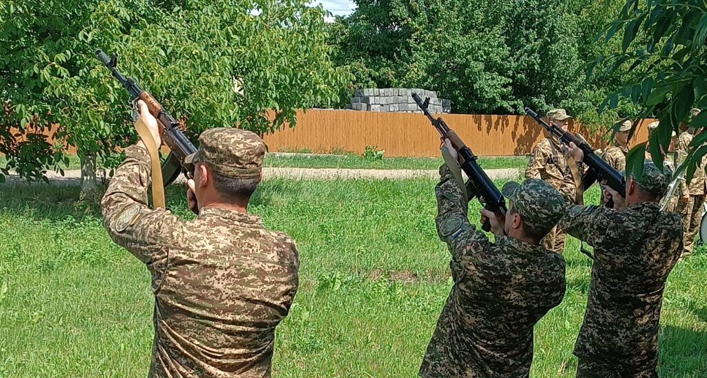 Військові стріляють вгору на природі