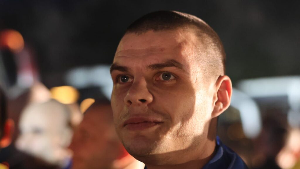 Чоловік з серйозним виразом обличчя на заході