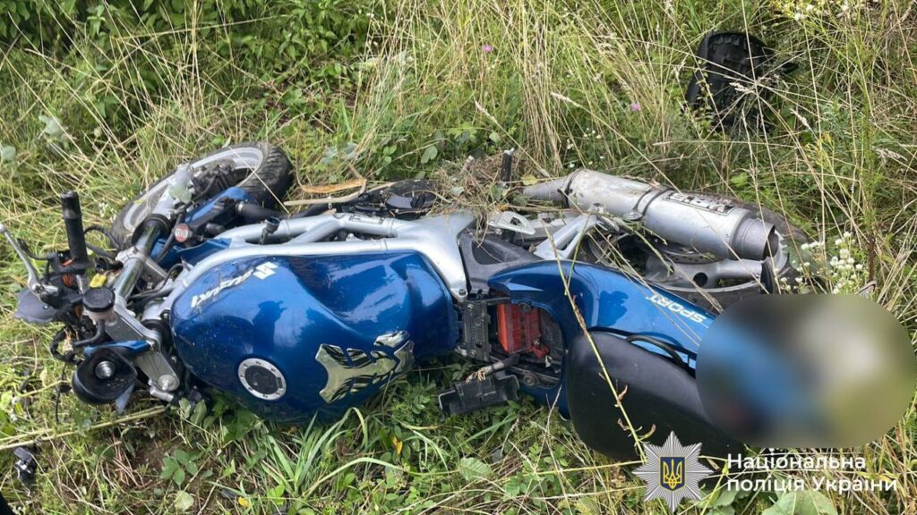 Перевернутий синій мотоцикл на траві