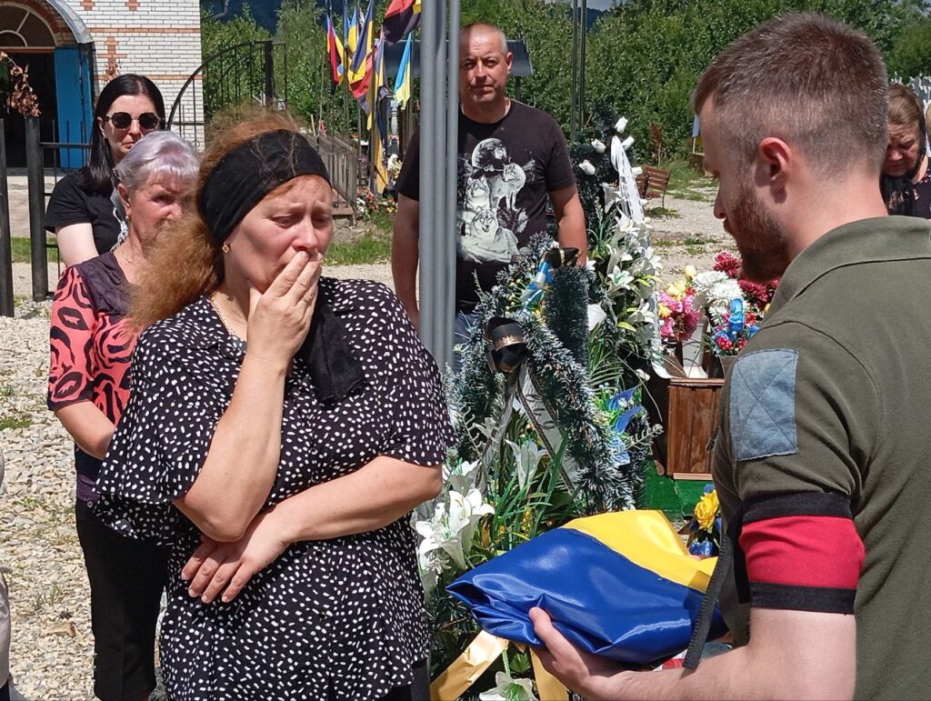 Обмін прапором на церемонії вшанування загиблих
