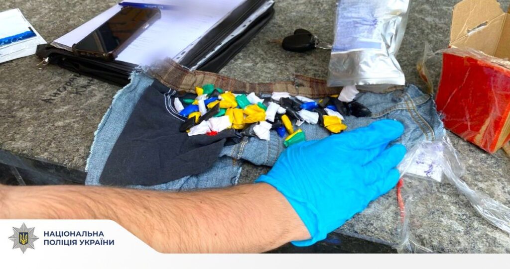 Поліція вилучила наркотики, замасковані в одязі.