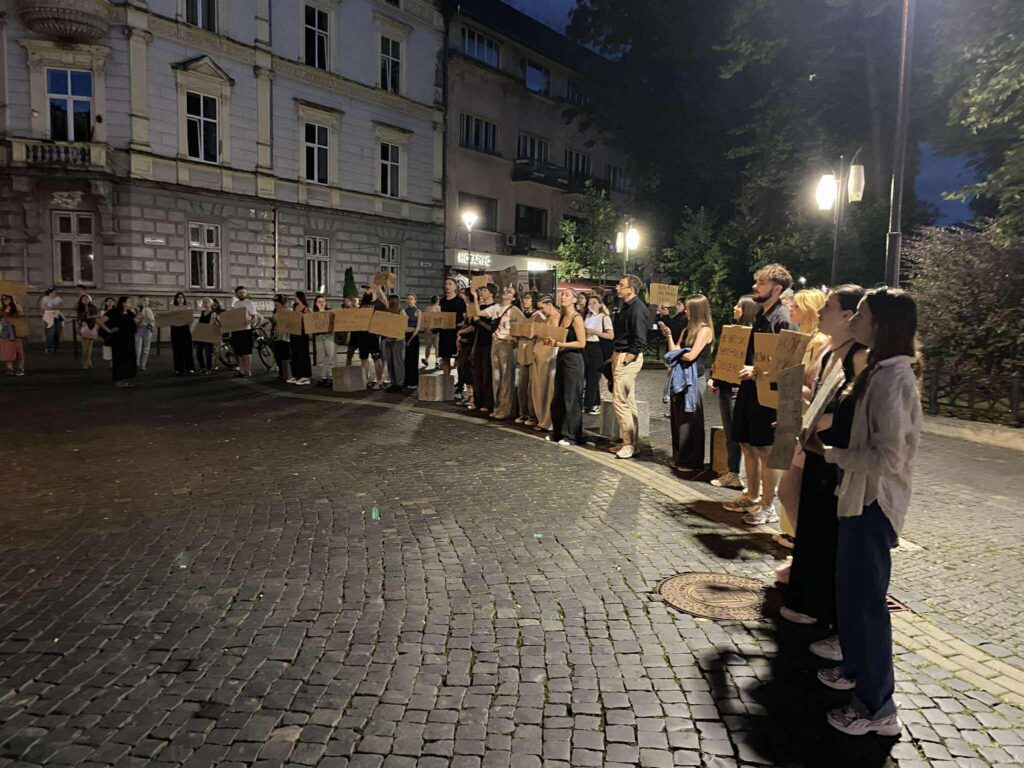 Нічна акція протесту з плакатами на вулиці