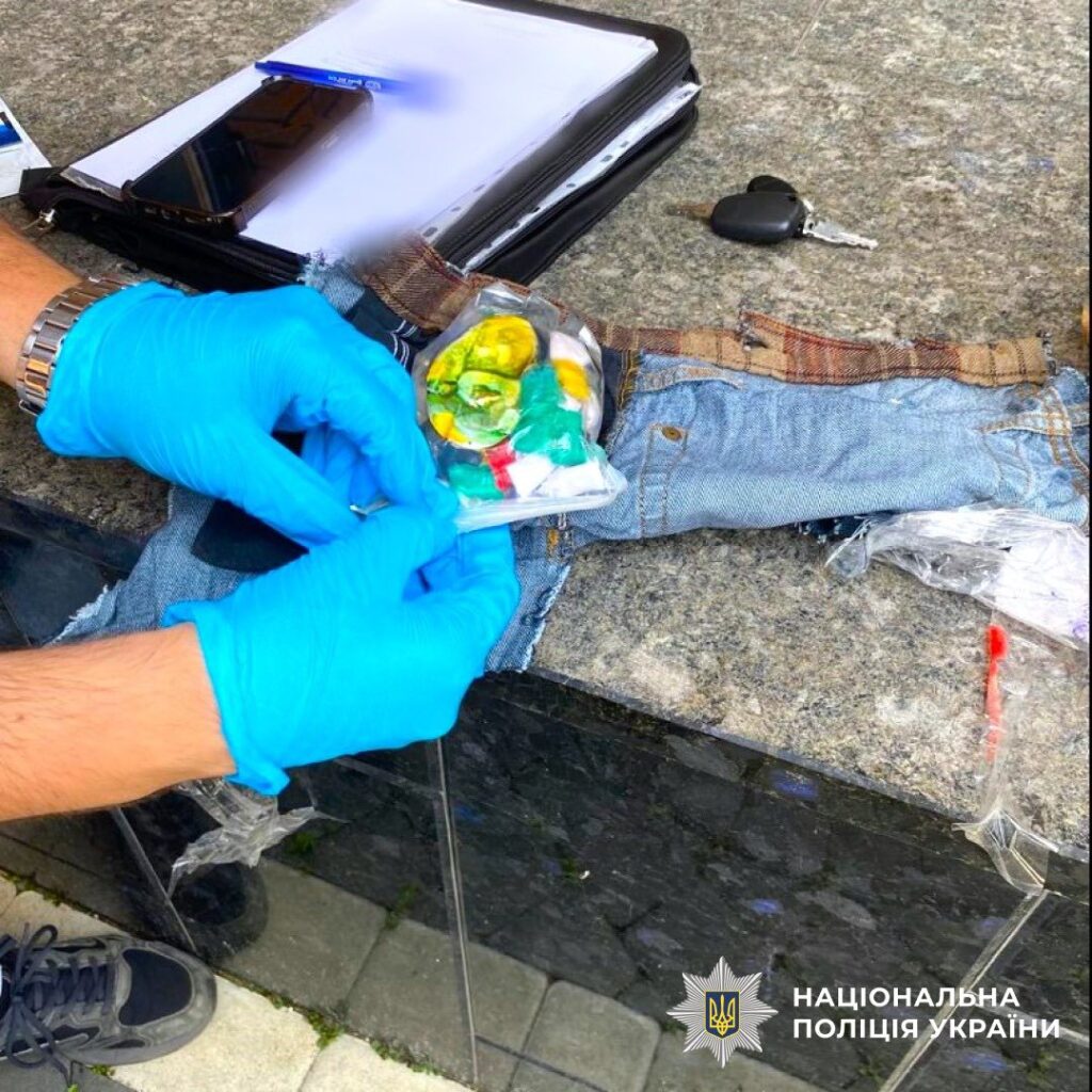Поліцейські знайшли контрабандні наркотики в джинсах.