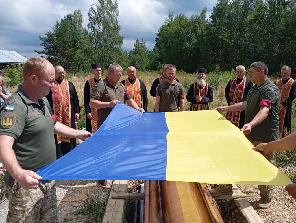 Церемонія з українським прапором та військовими