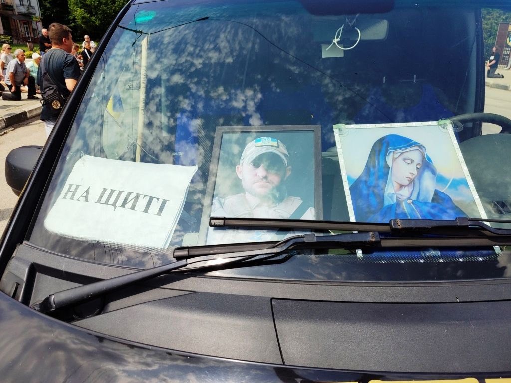 Фотографія та ікона на лобовому склі автомобіля.