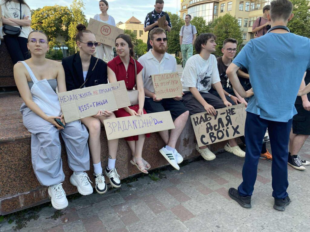 Група людей із плакатами на мітингу.