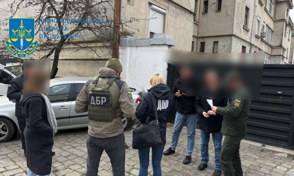 Правоохоронці проводять розслідування на вулиці.