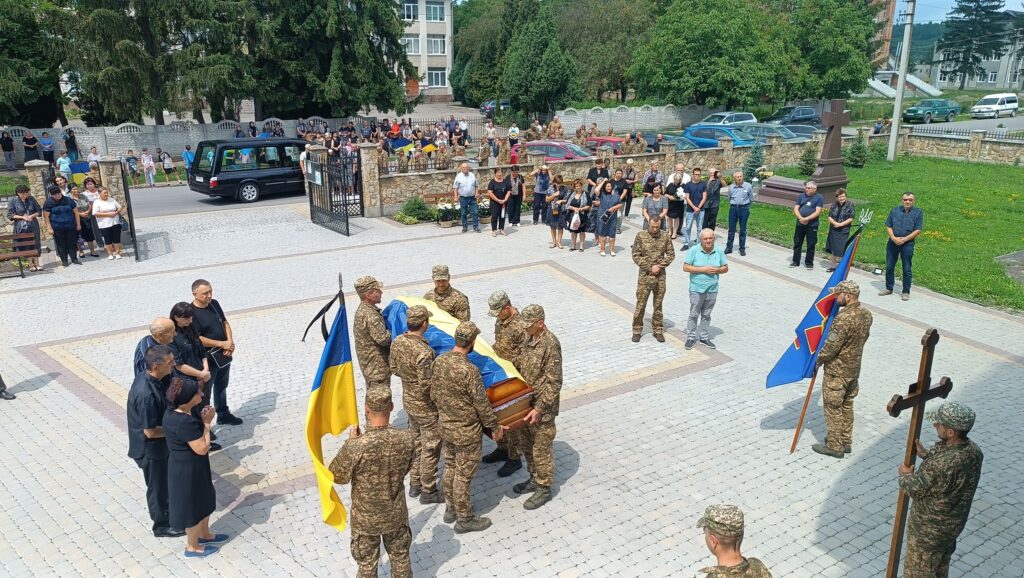 Військовий похорон, люди віддають шану українському солдату.