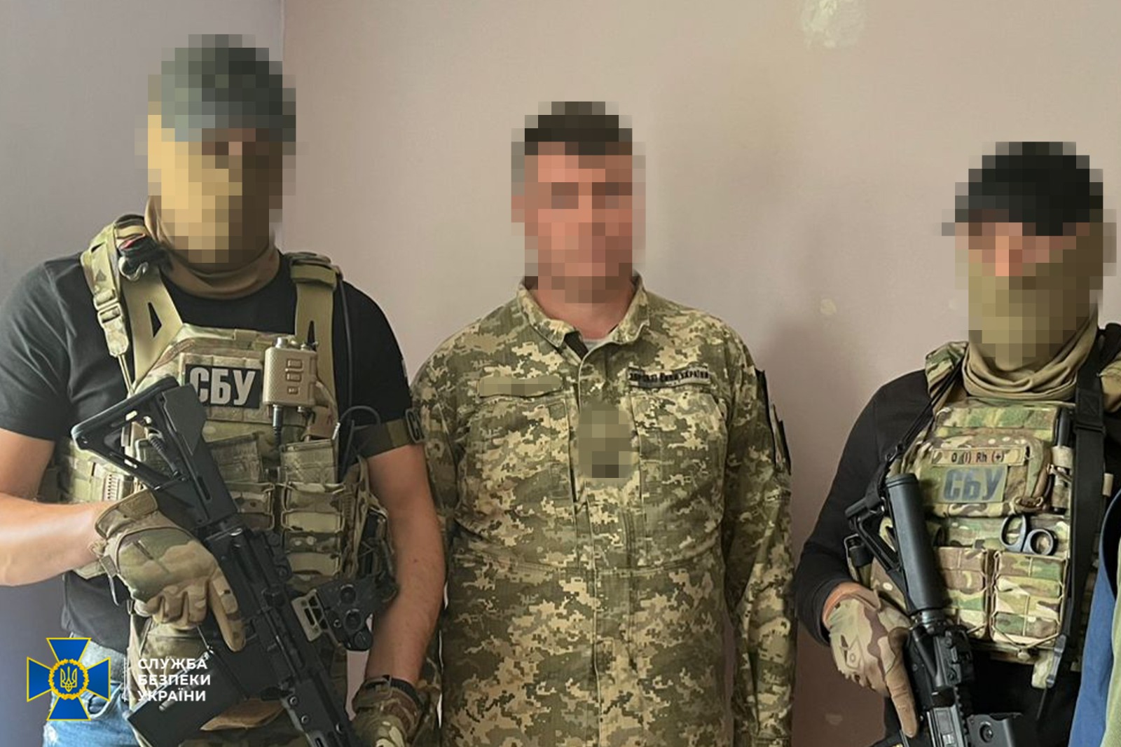 Троє військових у формі, двоє зі зброєю.