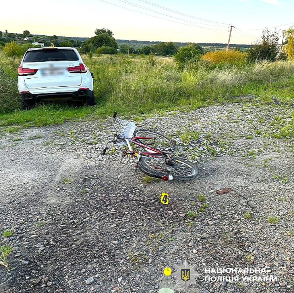 ДТП на дорозі: автомобіль і велосипед.
