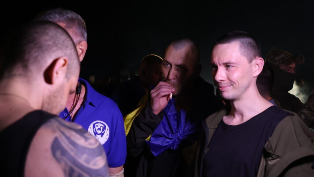 Люди спілкуються на вулиці вночі