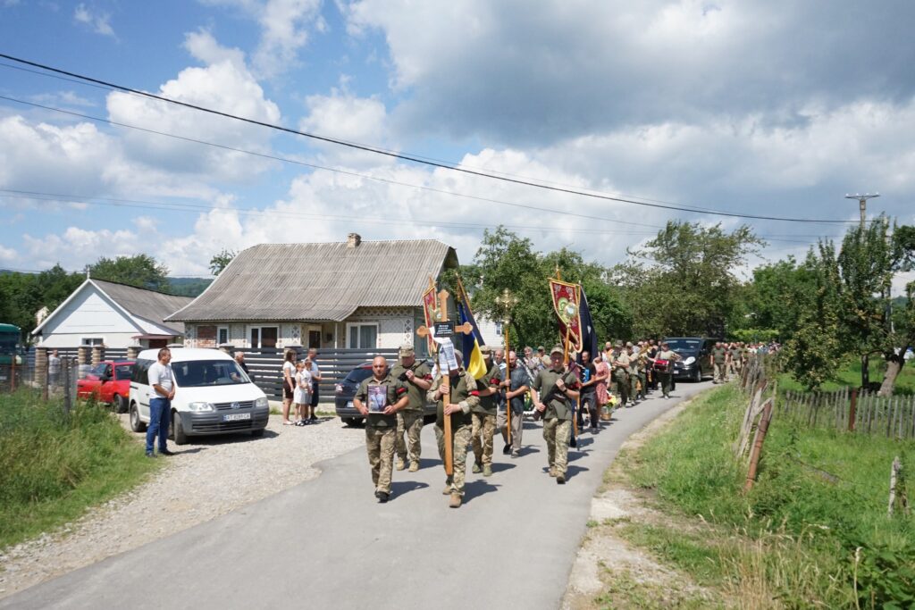 Військовий похід з прапорами в селі