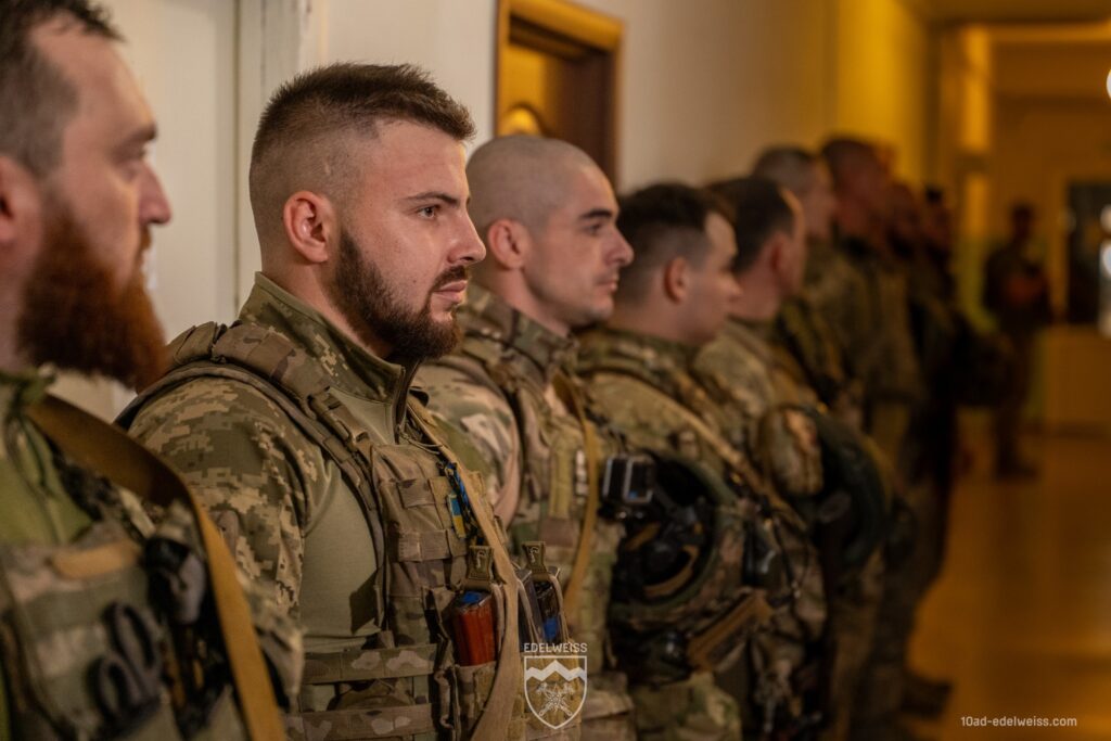 Військові у формі стоять в ряд