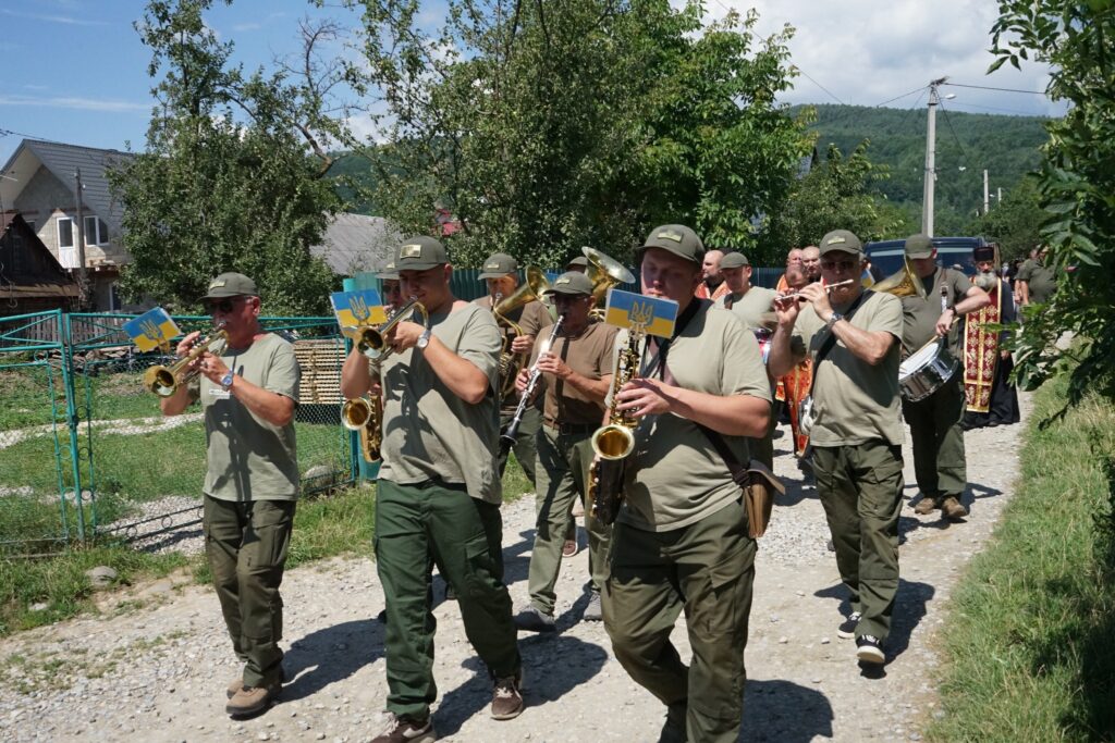 Військовий оркестр грає на вулиці під час параду.