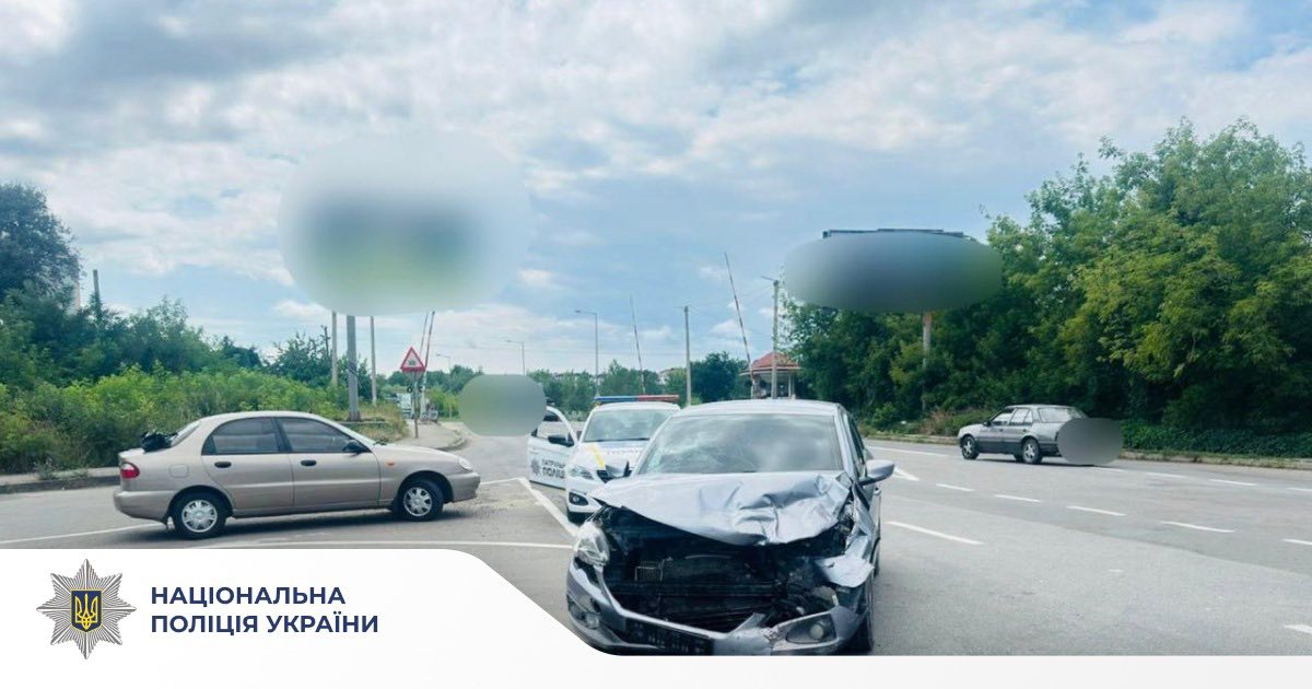Аварія на дорозі, пошкоджені автомобілі