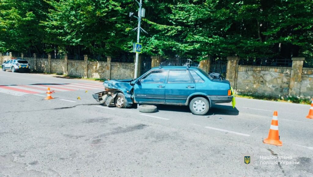 ДТП з синім автомобілем на дорозі
