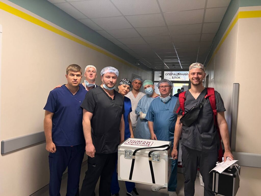 Команда лікарів у коридорі операційного блока