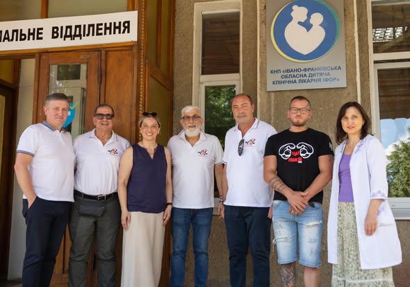 Група людей перед медичним закладом Івано-Франківська.