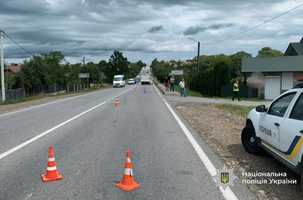 Дорожній контроль, поліцейський автомобіль та конуси на дорозі.
