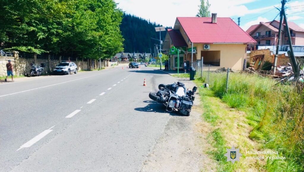 Мотоцикл аварія на дорозі біля села