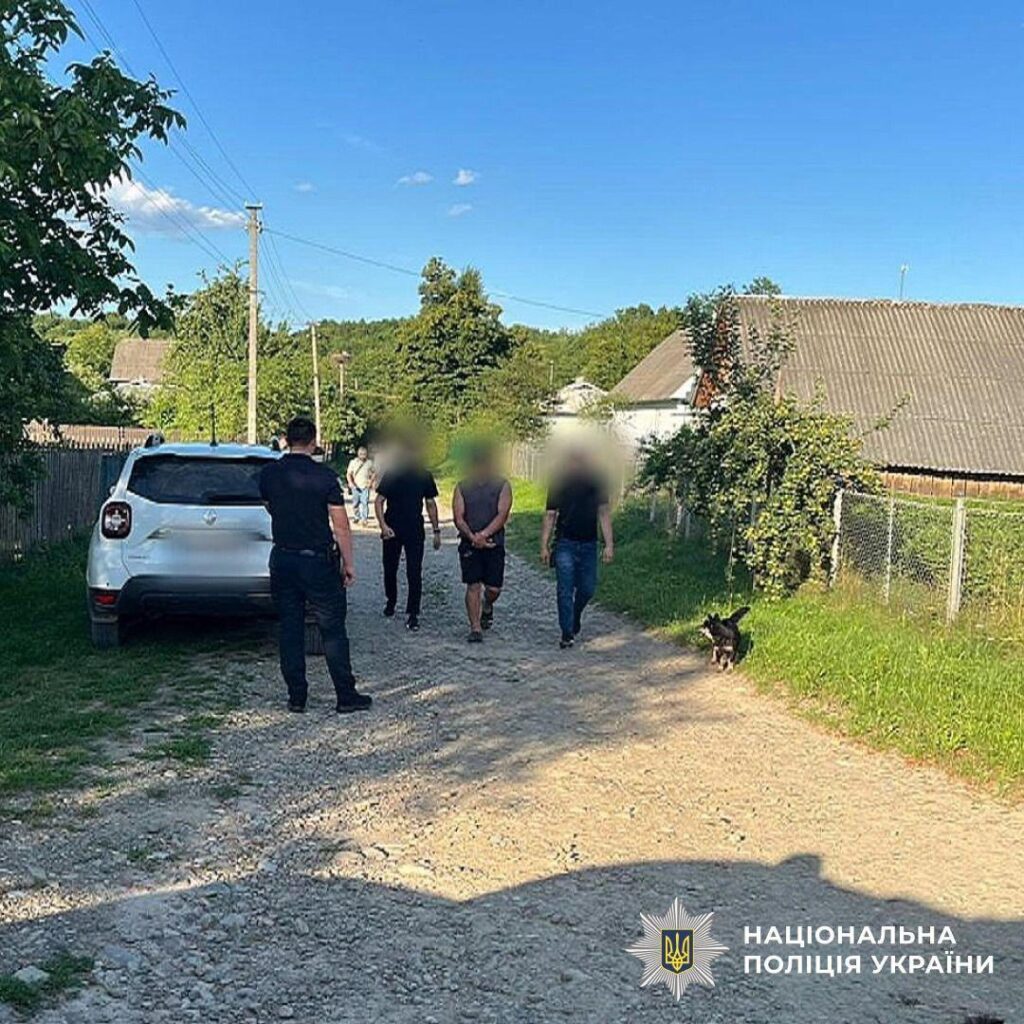 Поліція затримує чоловіка у сільській місцевості