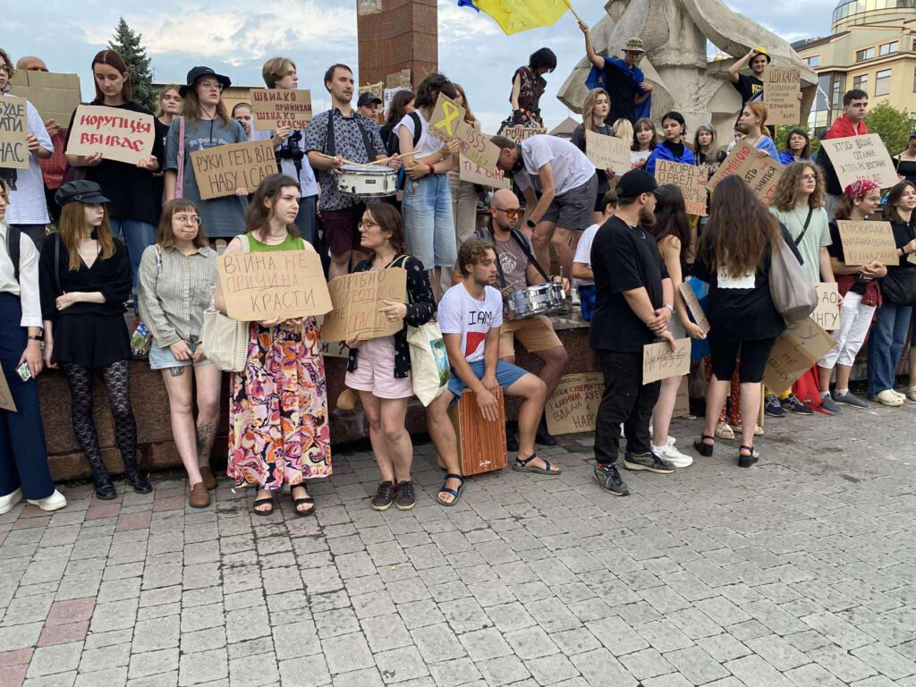 Протестувальники з плакатами на мітингу
