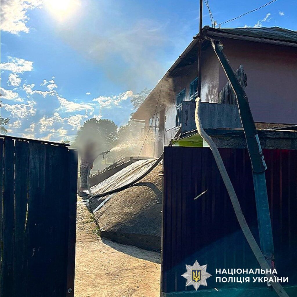 Будівля з пошкодженим дахом після інциденту