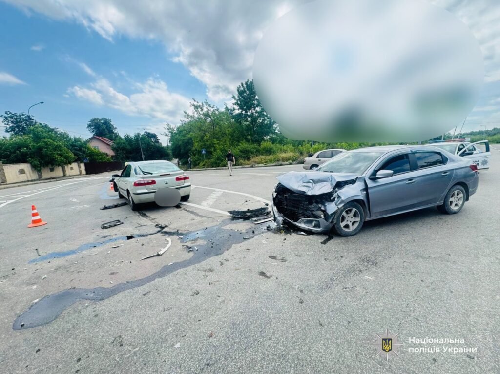 Дорожня аварія з пошкодженими автомобілями на перехресті.